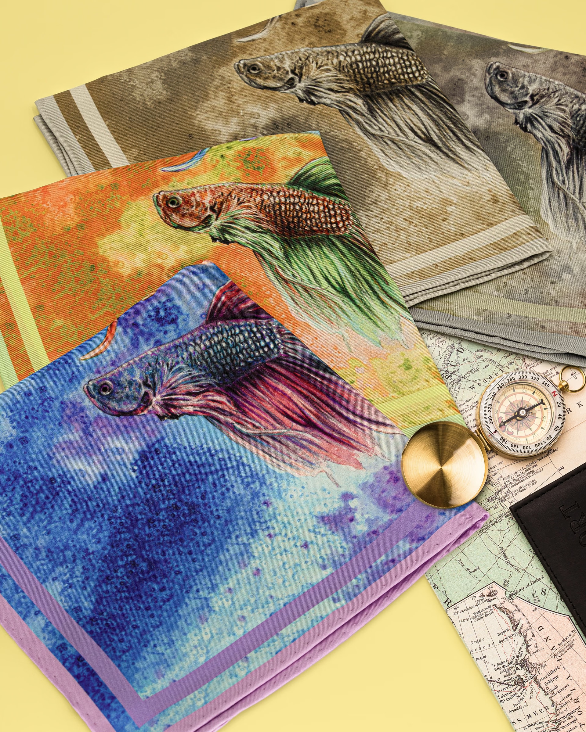 Le varianti di colore del foulard con i pesci betta, con bussola e mappa