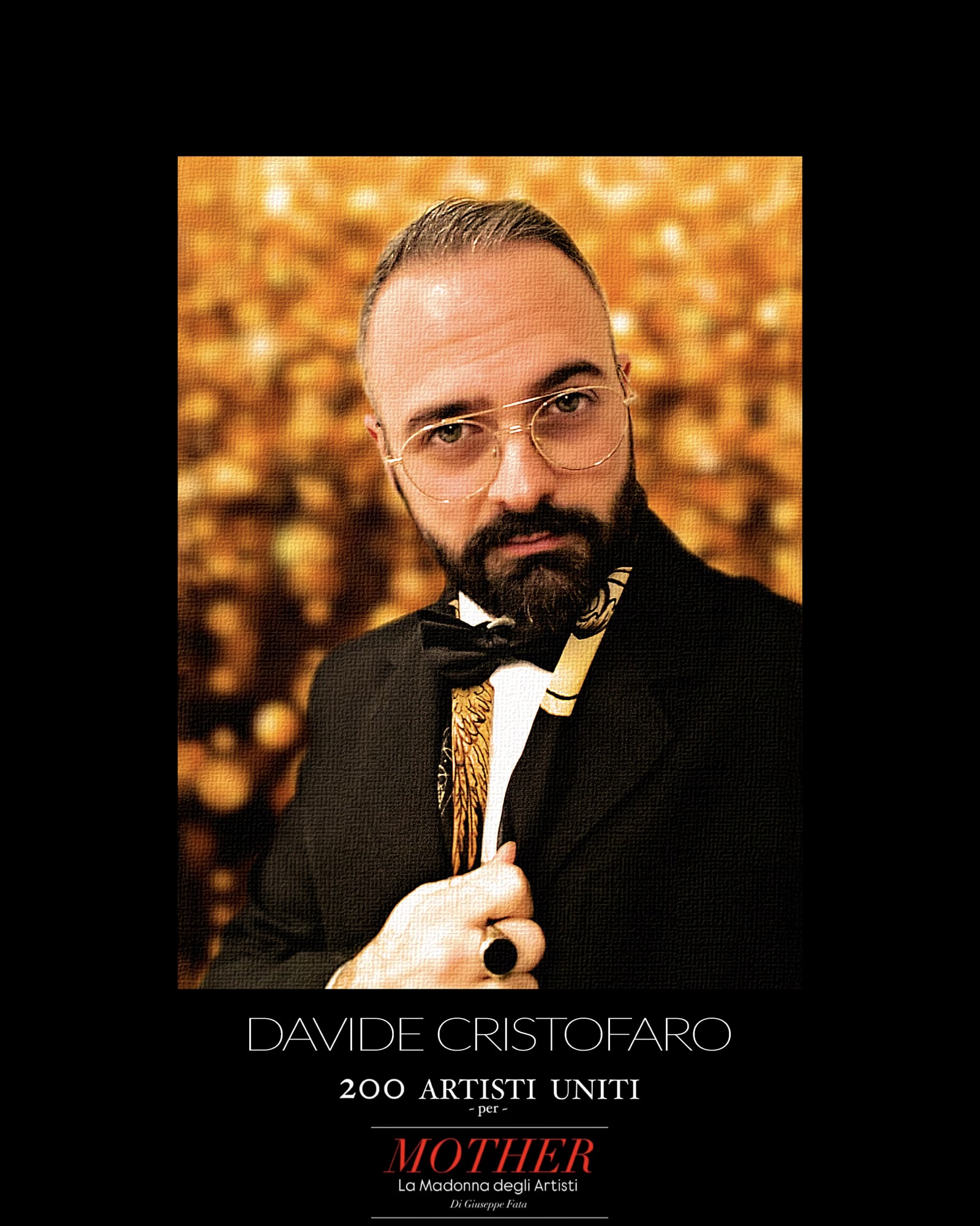 Davide Cristofaro in abito nero e papillon su fondo dorato, nella grafica «200 artisti uniti per Mother, la Madonna degli Artisti»