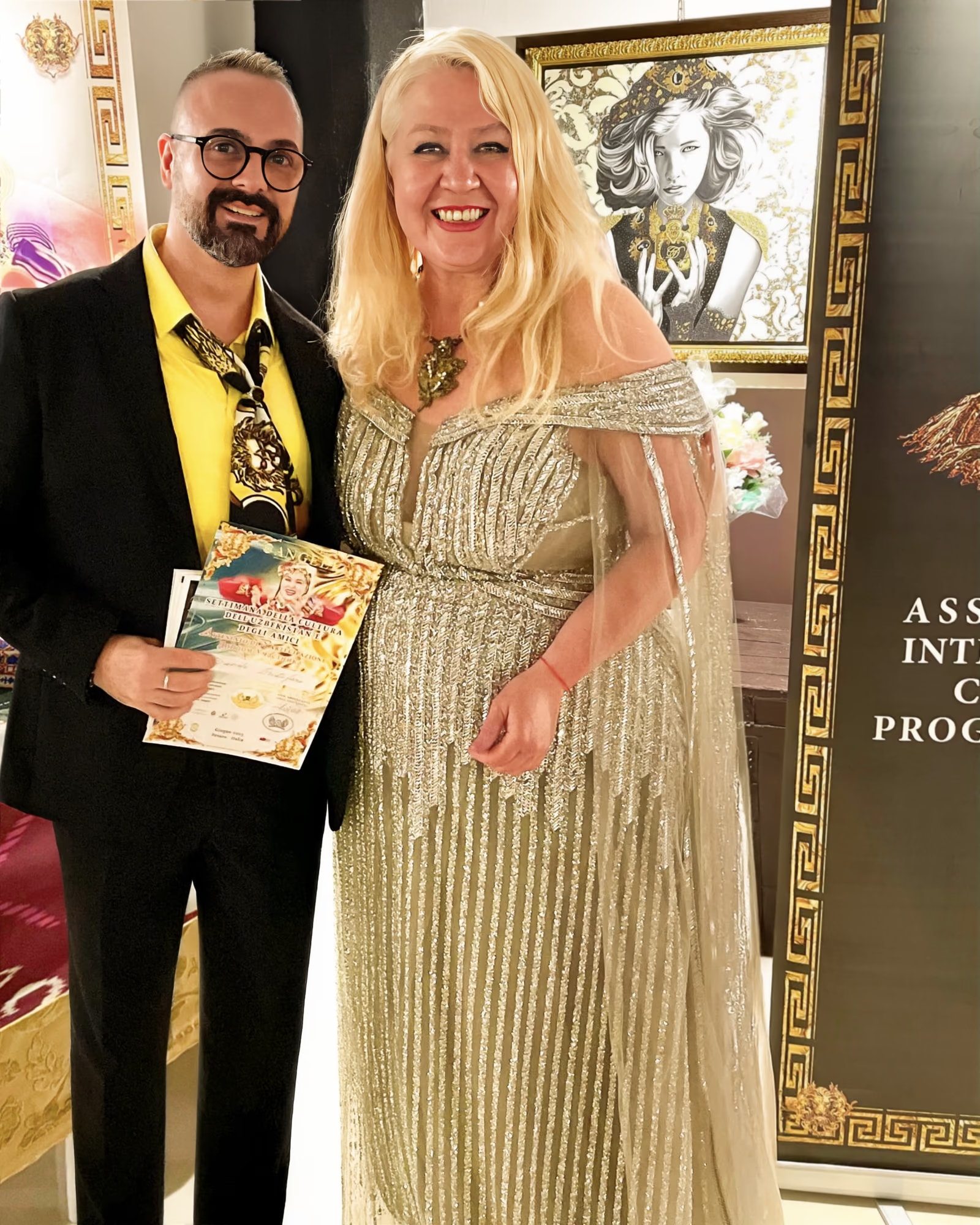 Davide Cristofaro mit der Teilnahmeurkunde neben Aida Abdullaeva, vor Inkar
