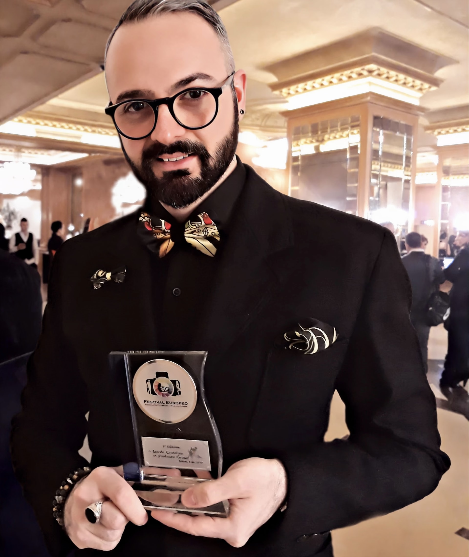 Davide Cristofaro mit der Plakette des Festival Europeo FFF 2017 in der Lobby des Westin Palace