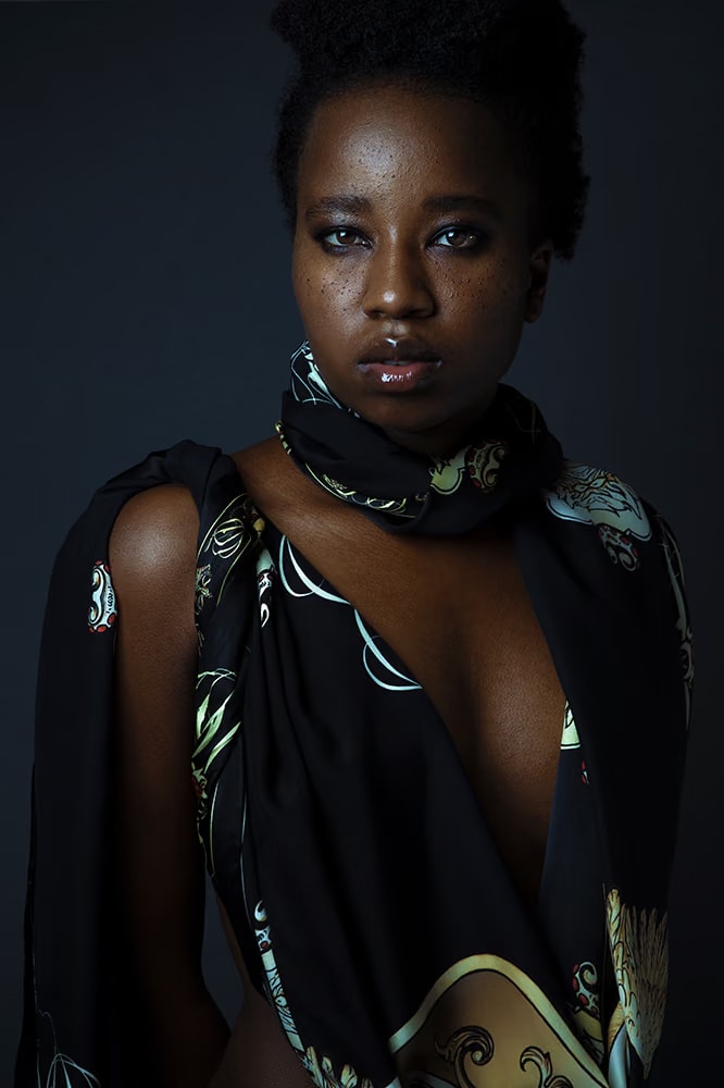 La modella Esther Ngumo con un foulard di seta nero Davide Cristofaro, dal servizio Accessorize my soul di FABUK Magazine