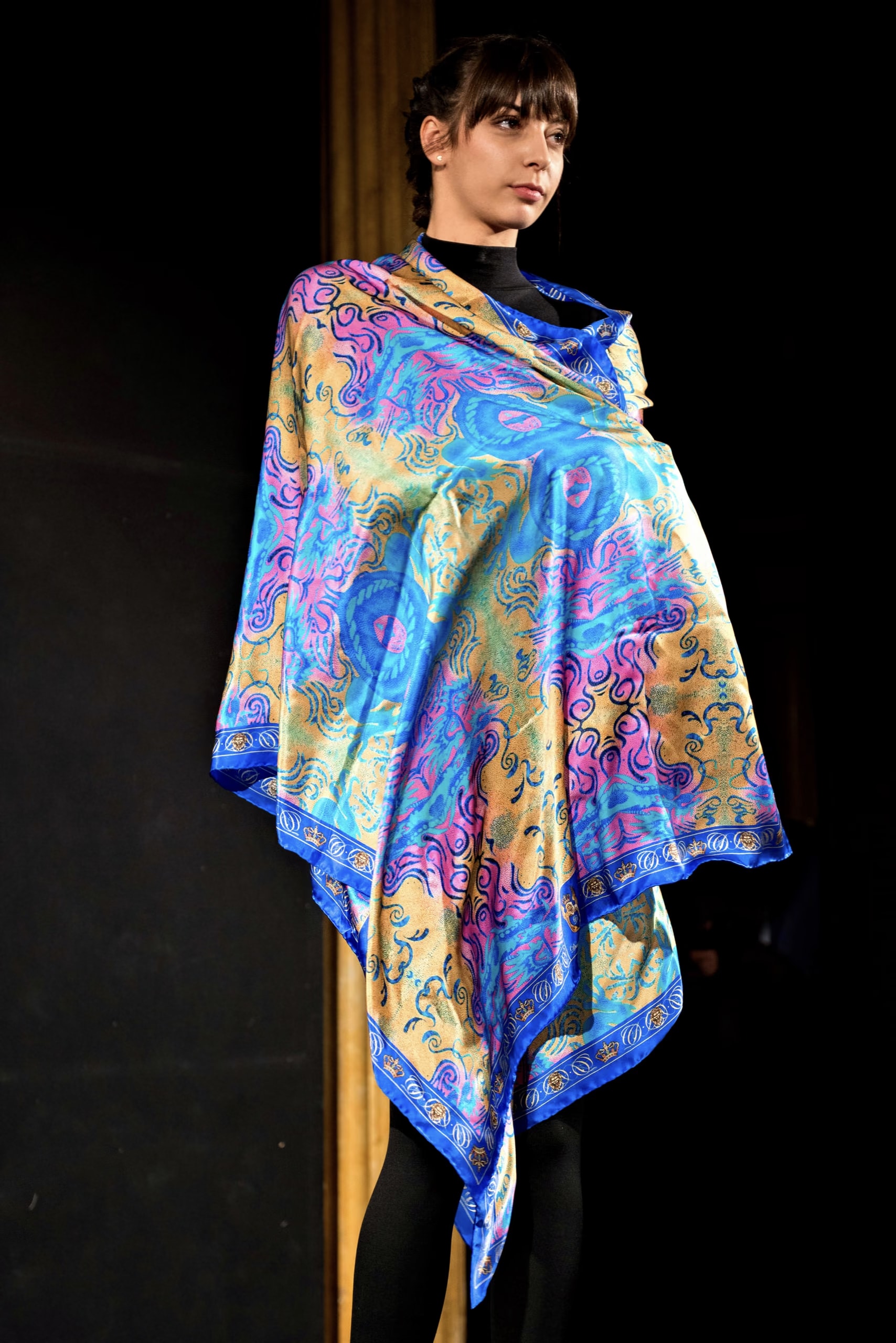 Model auf dem Laufsteg in einem blau-gold-rosa Seidentuch von Davide Cristofaro beim Festival Europeo FFF 2017