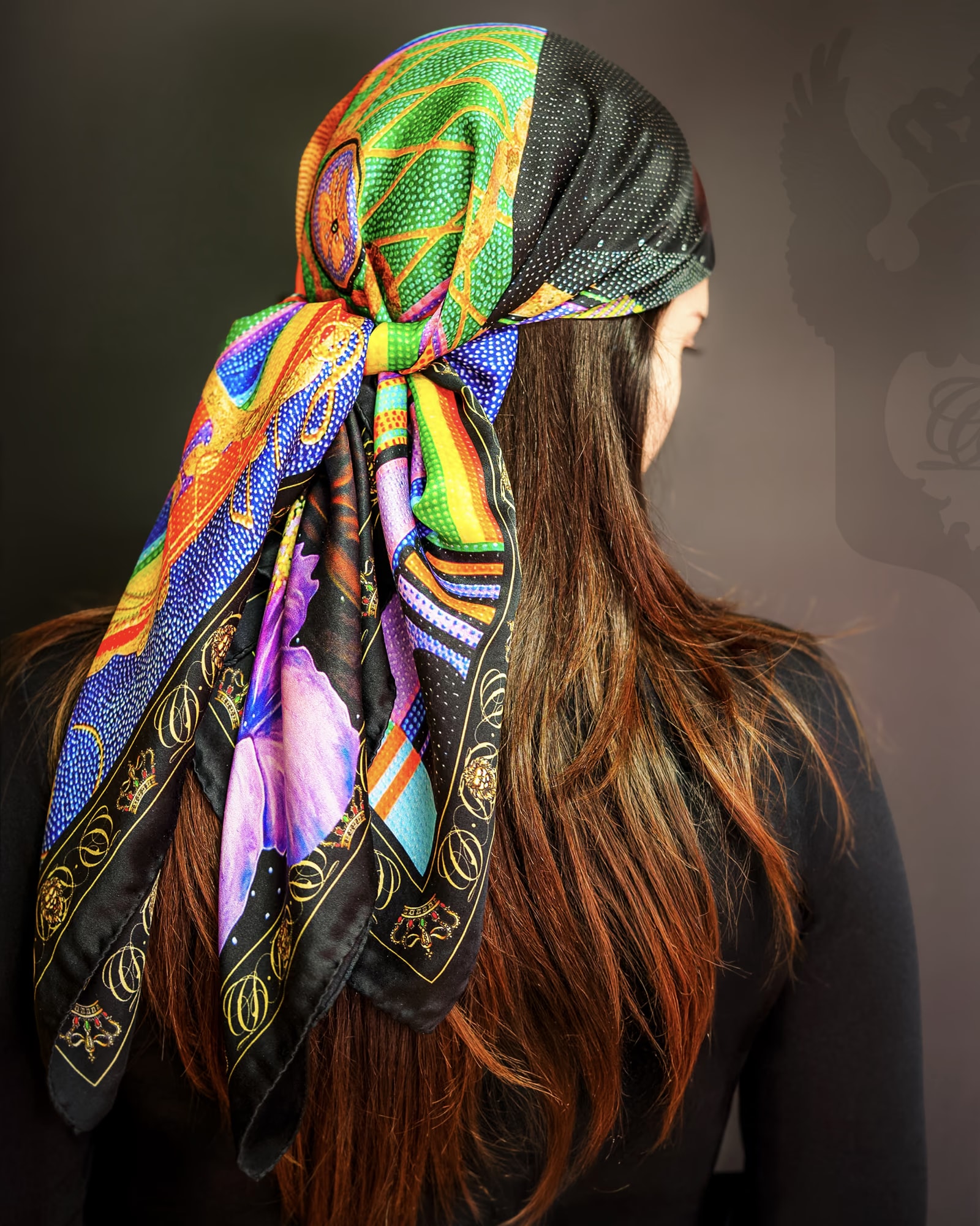 Il foulard di seta Fanny annodato fra i capelli, visto di spalle
