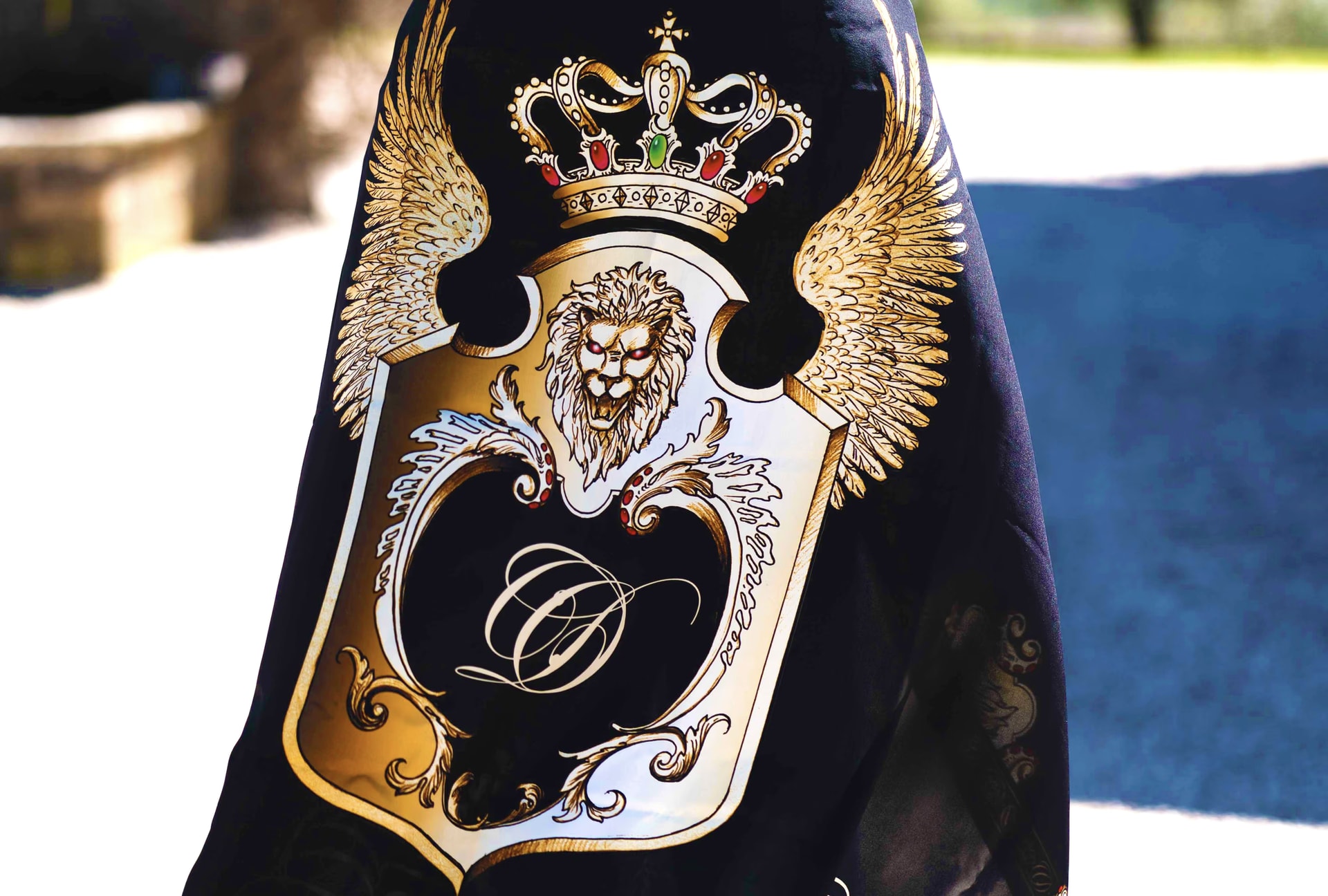 Foulard di seta nero Davide Cristofaro con lo stemma della maison: leone, ali, corona e monogramma dorati