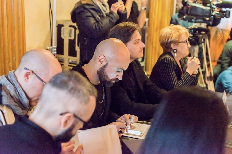 Die Juroren füllen ihre Bewertungsbögen beim Festival Europeo FFF 2017 aus