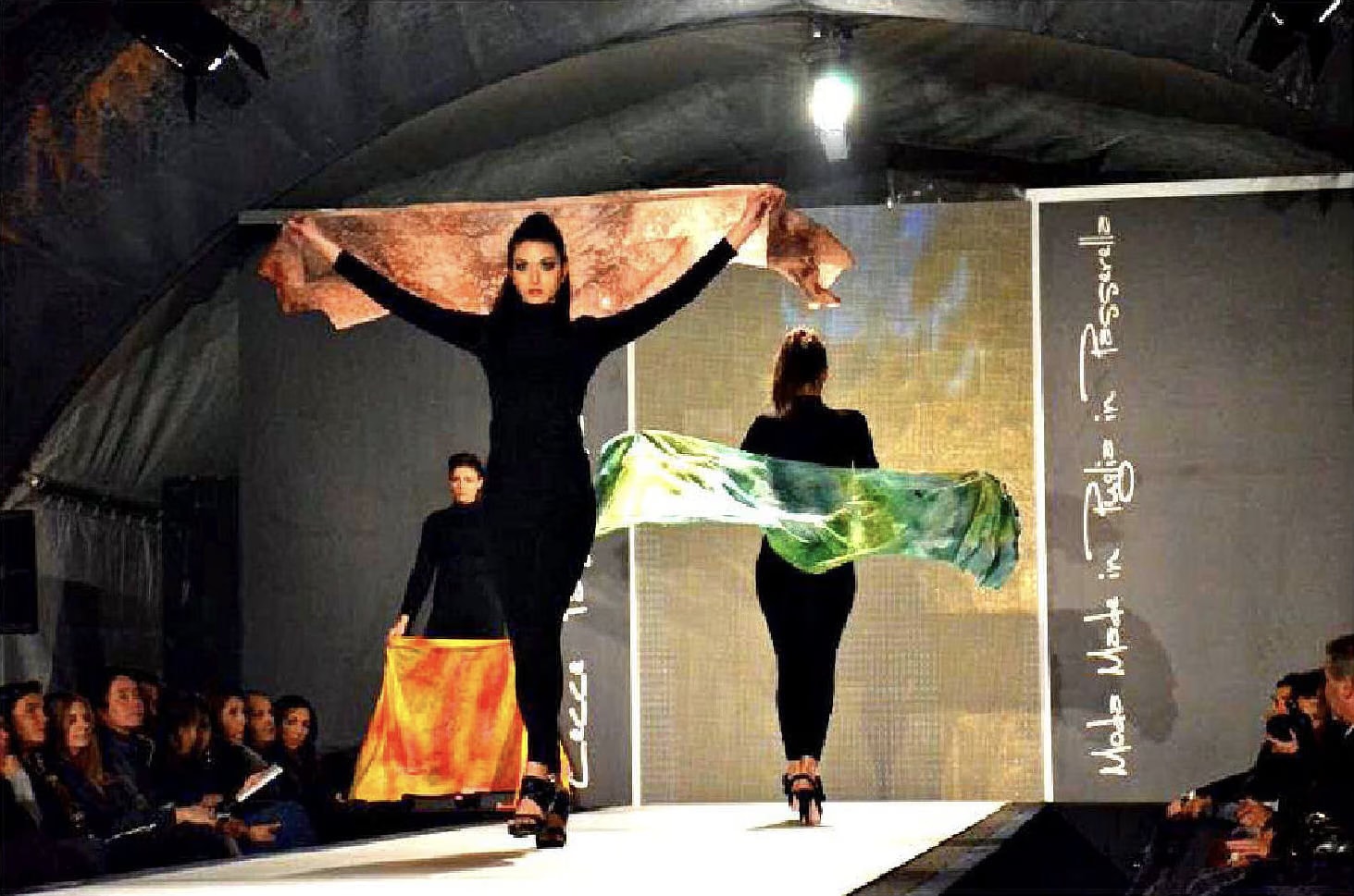 Due modelle sulla passerella del Lecce Fashion Weekend 8 aprono foulard di seta dipinti a mano