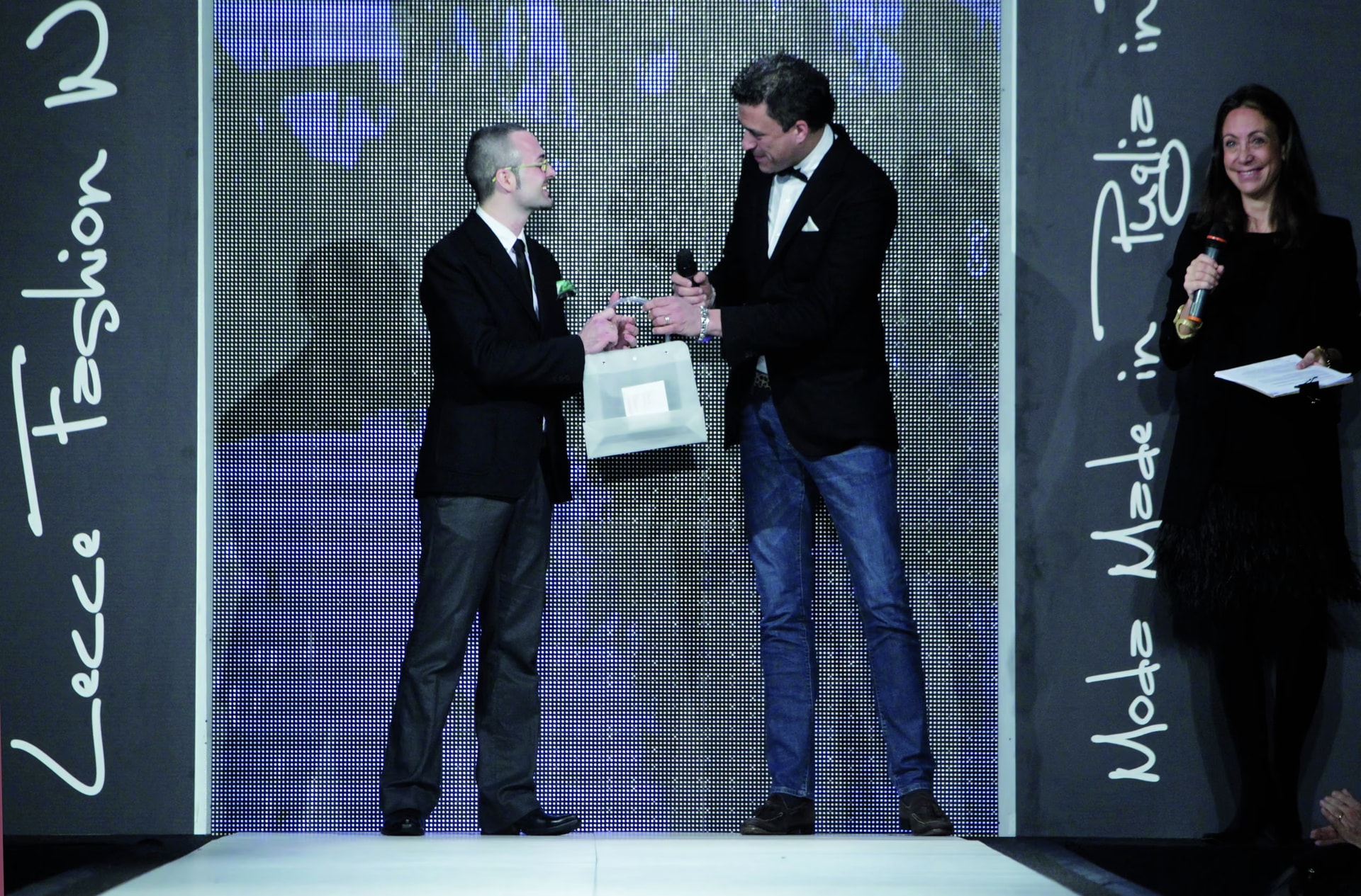 Davide Cristofaro riceve un riconoscimento sul palco del Lecce Fashion Weekend 8