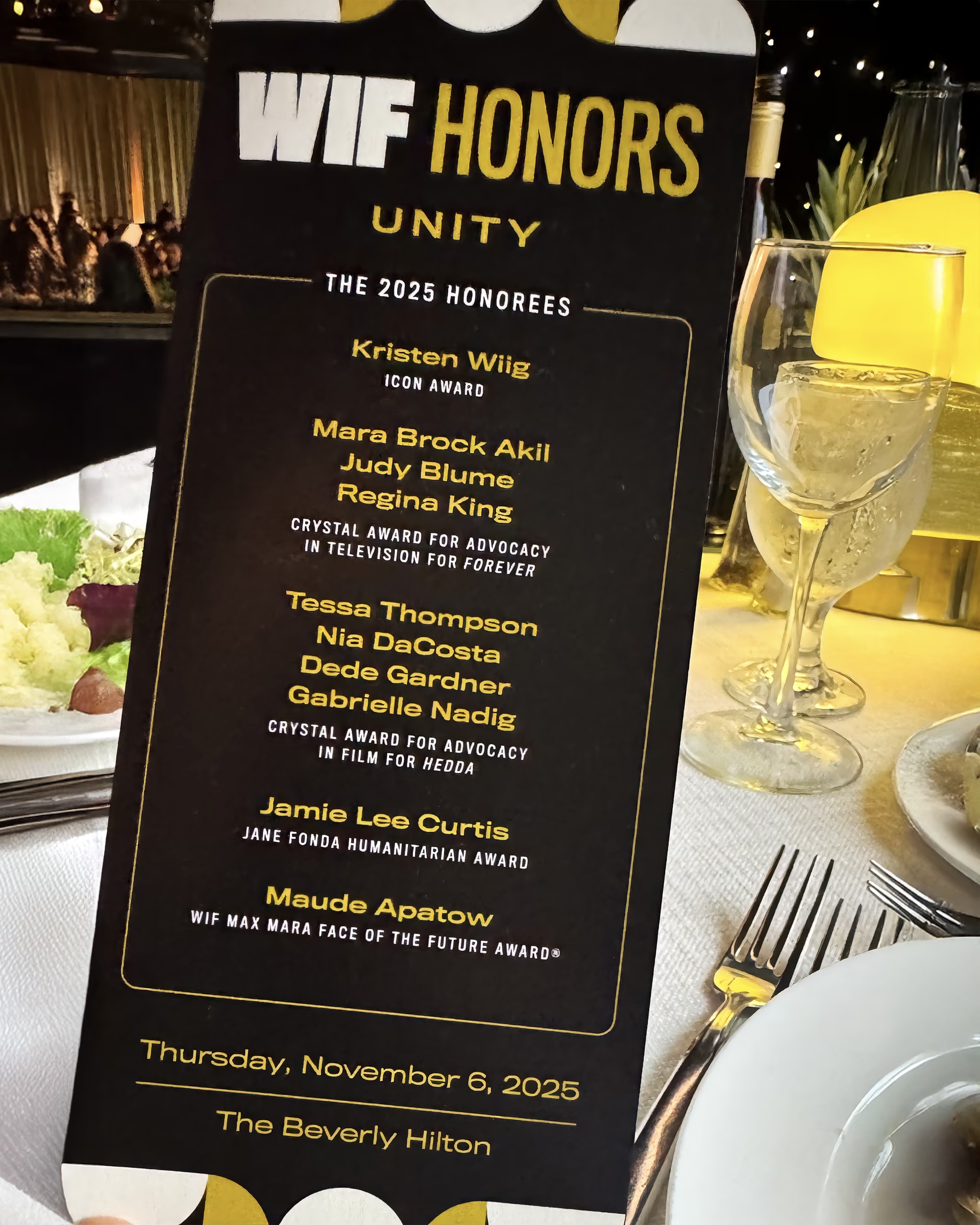 Il programma WIF Honors Unity con i premiati 2025, giovedì 6 novembre 2025 al Beverly Hilton, sul tavolo del gala