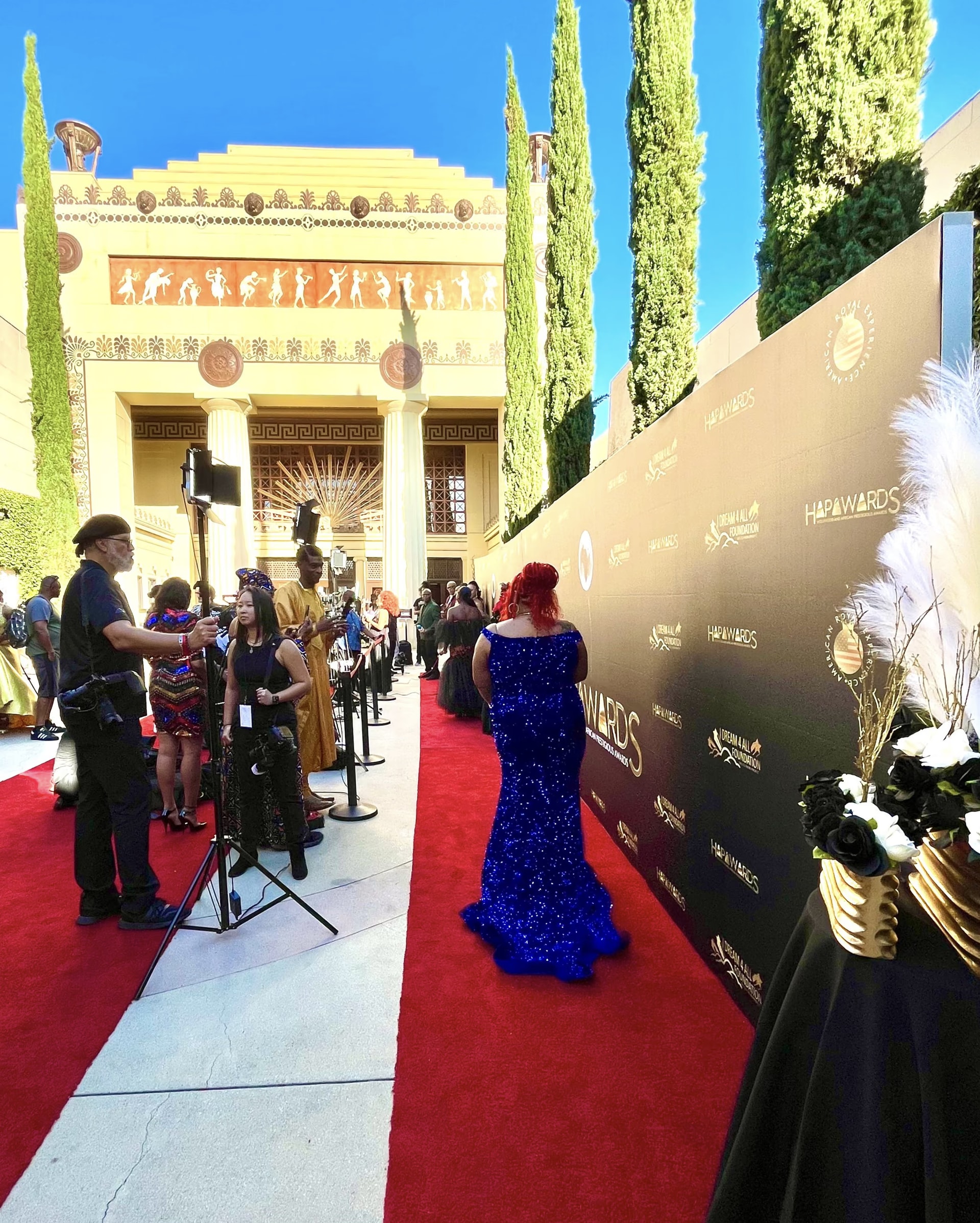 Il red carpet degli HAPAwards 2023 davanti all’Alex Theatre, con fotografi e ospiti in abito da sera