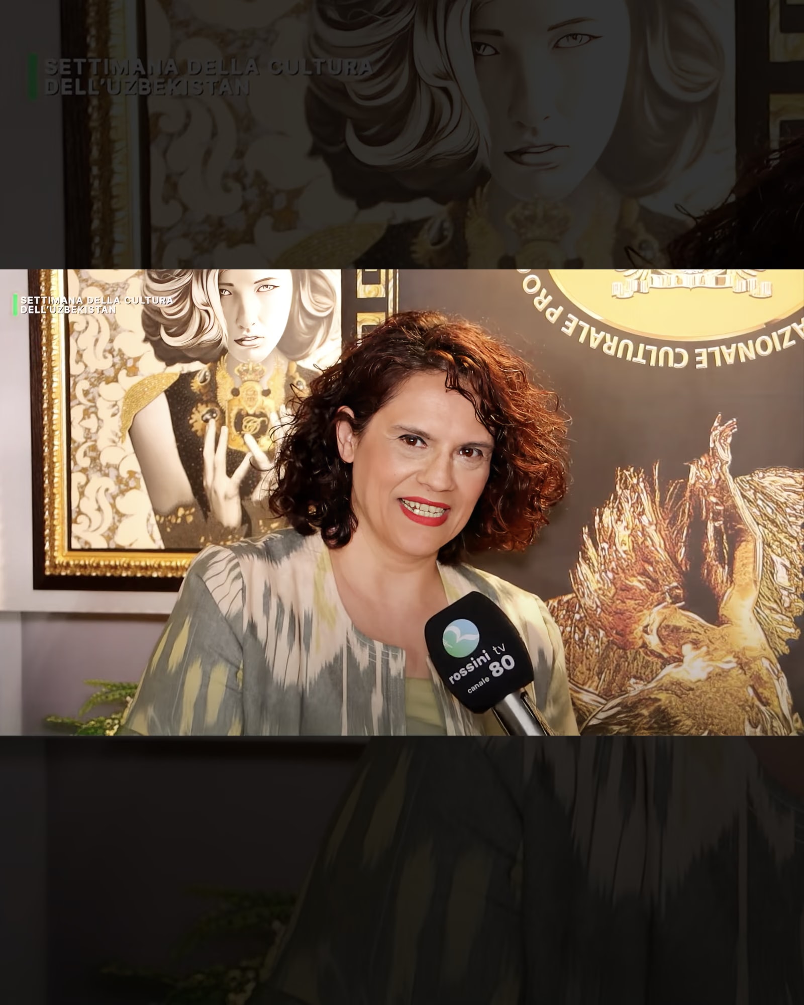 Die Sopranistin Teresa Sparaco im Interview mit Rossini TV während der Woche der usbekischen Kultur, hinter ihr Inkar von Davide Cristofaro