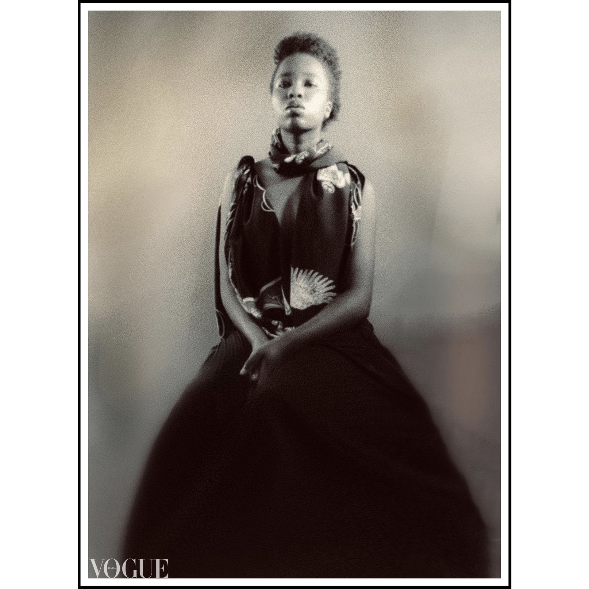 La foto di Raimondo Rossi scelta da PhotoVogue: Esther Ngumo seduta con il foulard Davide Cristofaro e una lunga gonna scura, con il marchio Vogue Italia